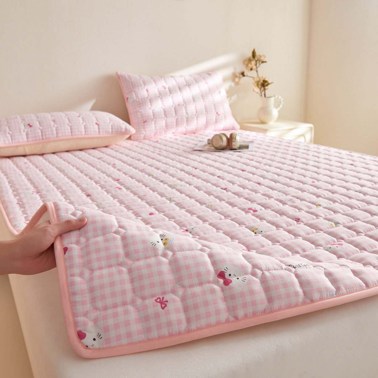 91家纺网 家纺一手货源 找家纺 小桃姐家纺 2026新款四季夹棉防水床护垫 隔脏床垫姨妈垫儿童隔尿垫夹棉枕套 格纹kitty