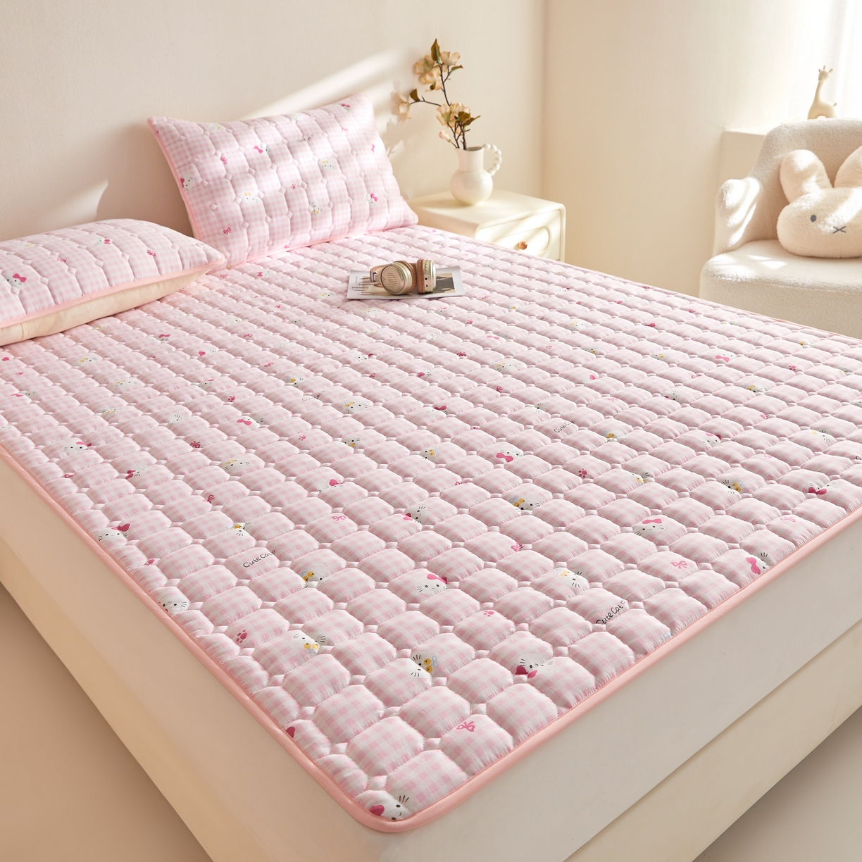 91家纺网 家纺一手货源 找家纺 小桃姐家纺 2026新款四季夹棉防水床护垫 隔脏床垫姨妈垫儿童隔尿垫夹棉枕套 格纹kitty