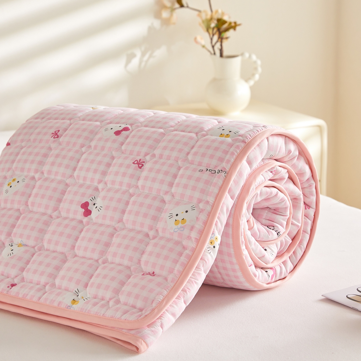 91家纺网 家纺一手货源 找家纺 小桃姐家纺 2026新款四季夹棉防水床护垫 隔脏床垫姨妈垫儿童隔尿垫夹棉枕套 格纹kitty