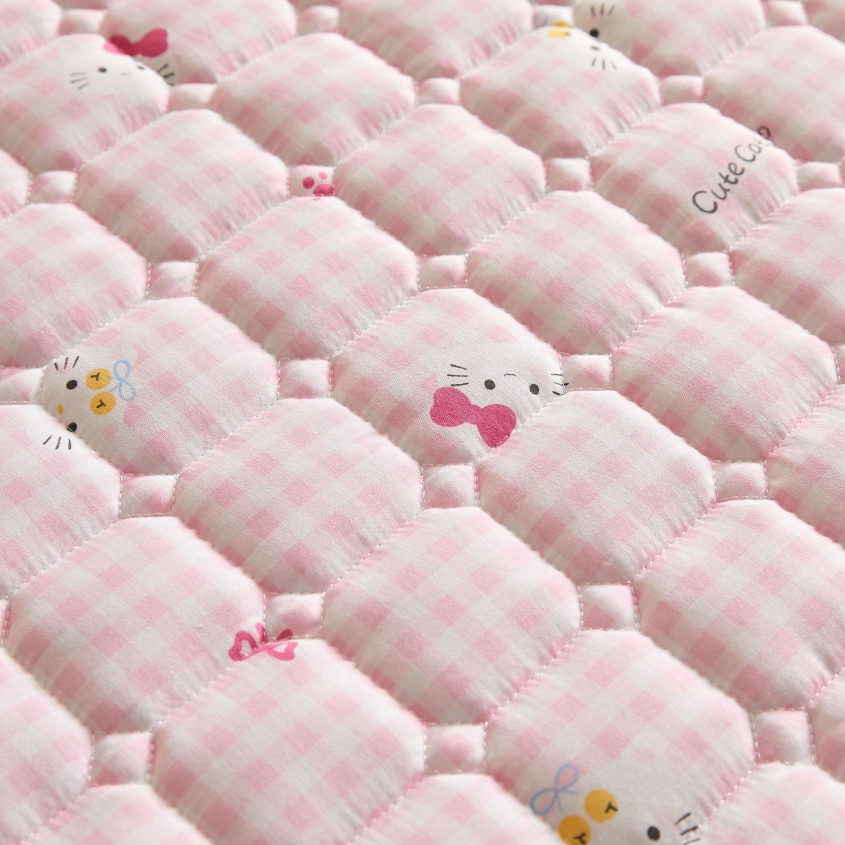 91家纺网 家纺一手货源 找家纺 小桃姐家纺 2026新款四季夹棉防水床护垫 隔脏床垫姨妈垫儿童隔尿垫夹棉枕套 格纹kitty