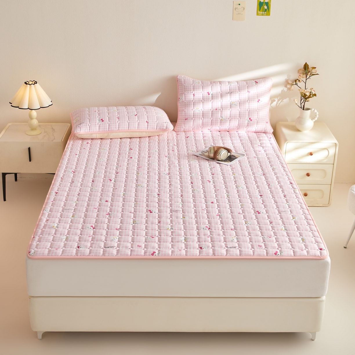 91家纺网 家纺一手货源 找家纺 小桃姐家纺 2026新款四季夹棉防水床护垫 隔脏床垫姨妈垫儿童隔尿垫夹棉枕套 格纹kitty