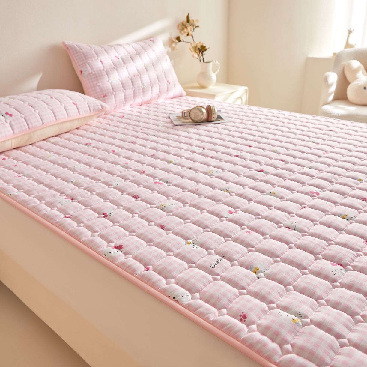 91家纺网 家纺一手货源 找家纺 小桃姐家纺 2026新款四季夹棉防水床护垫 隔脏床垫姨妈垫儿童隔尿垫夹棉枕套 格纹kitty