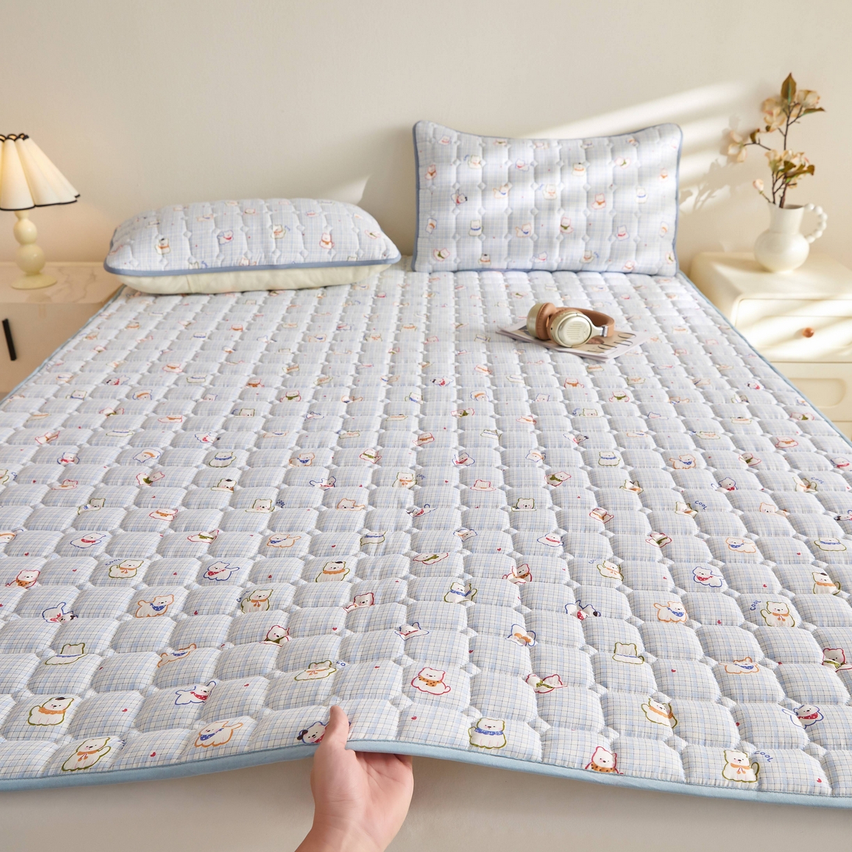 91家纺网 家纺一手货源 找家纺 小桃姐家纺 2026新款四季夹棉防水床护垫 隔脏床垫姨妈垫儿童隔尿垫夹棉枕套 格纹小狗