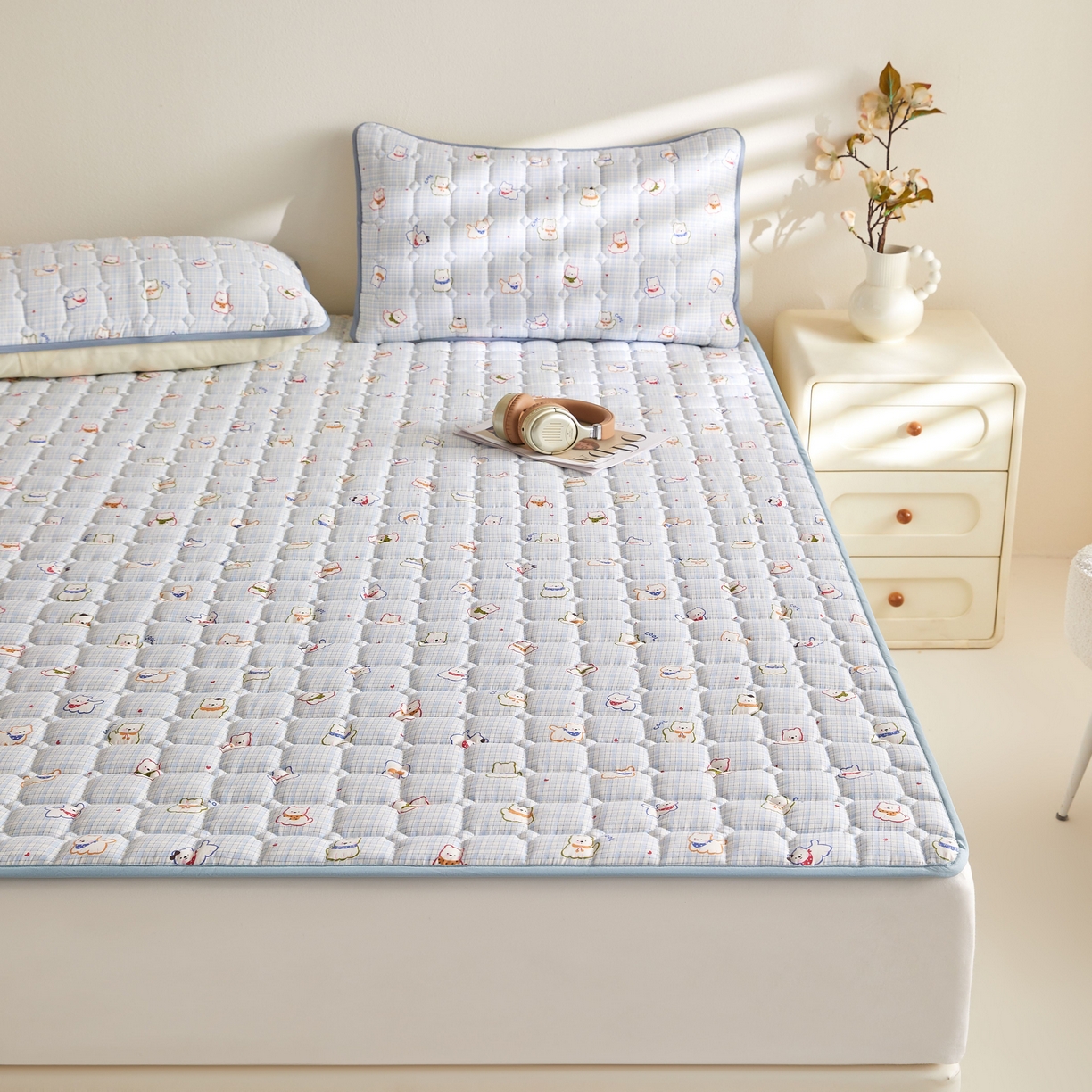 91家纺网 家纺一手货源 找家纺 小桃姐家纺 2026新款四季夹棉防水床护垫 隔脏床垫姨妈垫儿童隔尿垫夹棉枕套 格纹小狗