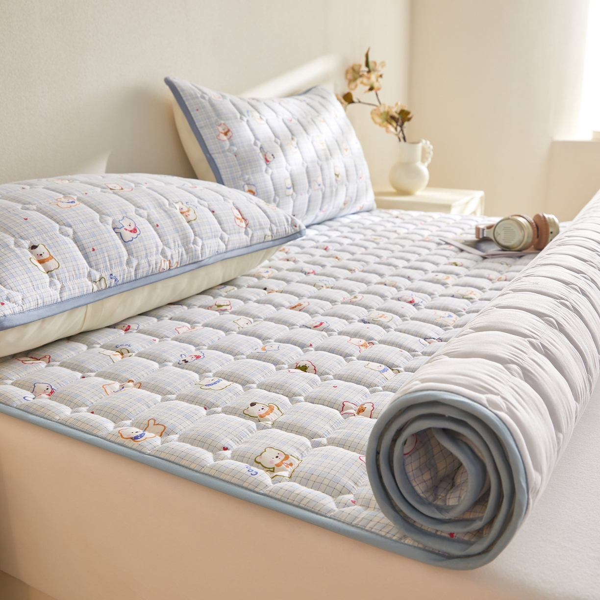 91家纺网 家纺一手货源 找家纺 小桃姐家纺 2026新款四季夹棉防水床护垫 隔脏床垫姨妈垫儿童隔尿垫夹棉枕套 格纹小狗