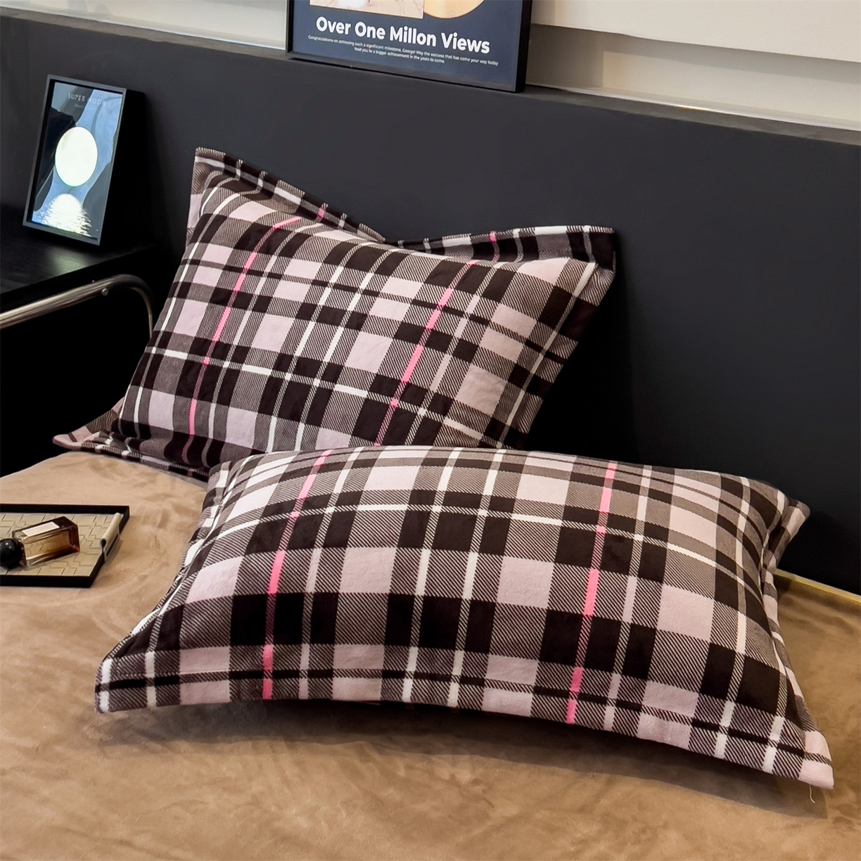 91家纺网 家纺一手货源 找家纺 布凡家居 2026新款A类中古风牛奶绒四件套 绒套件-棕粉格语