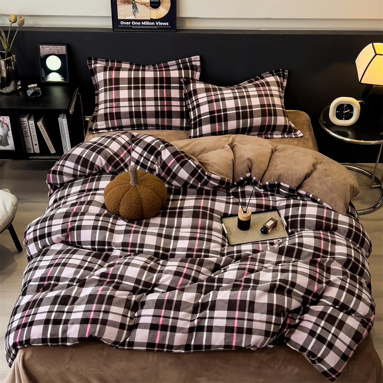 91家纺网 家纺一手货源 找家纺 布凡家居 2026新款A类中古风牛奶绒四件套 绒套件-棕粉格语