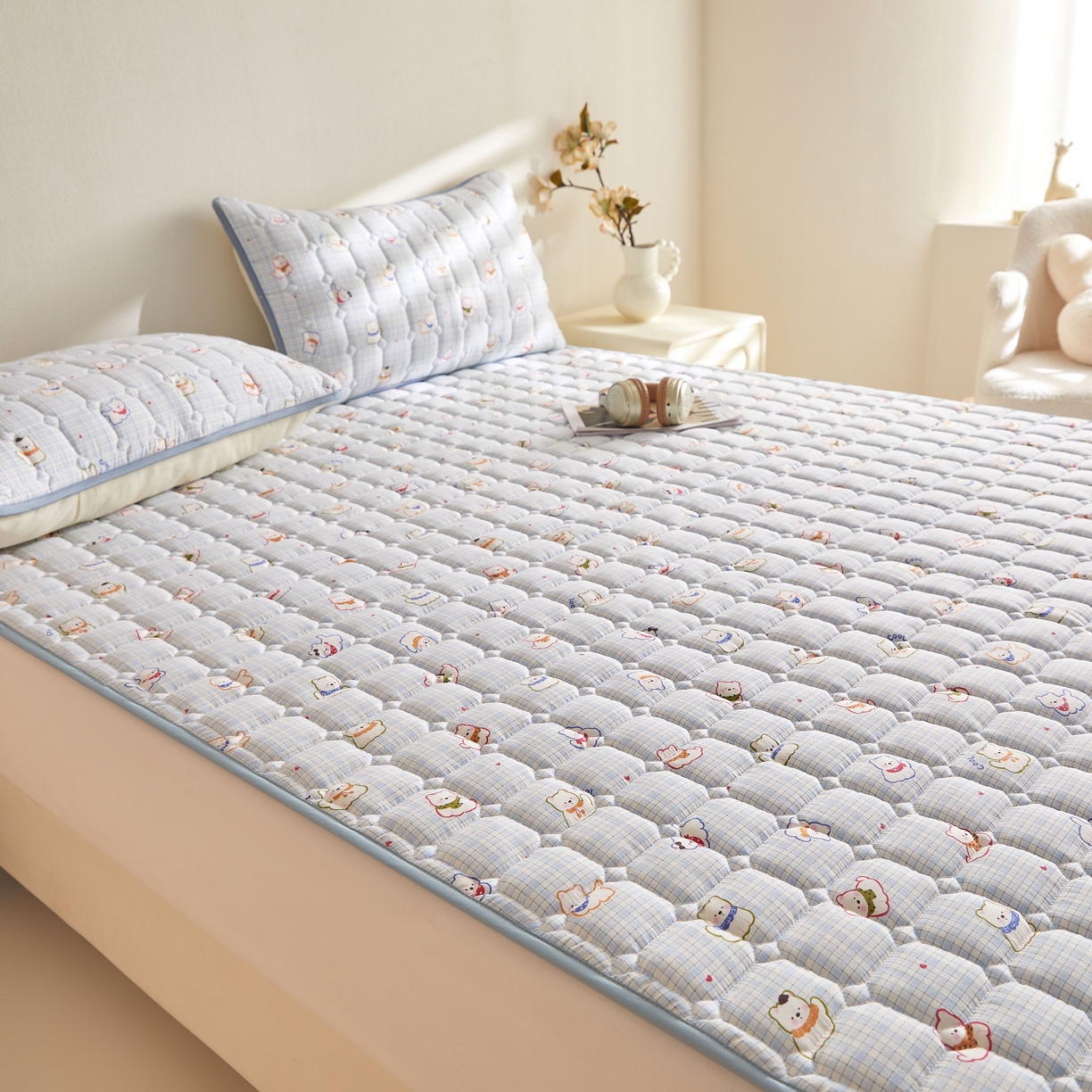 91家纺网 家纺一手货源 找家纺 小桃姐家纺 2026新款四季夹棉防水床护垫 隔脏床垫姨妈垫儿童隔尿垫夹棉枕套 格纹小狗