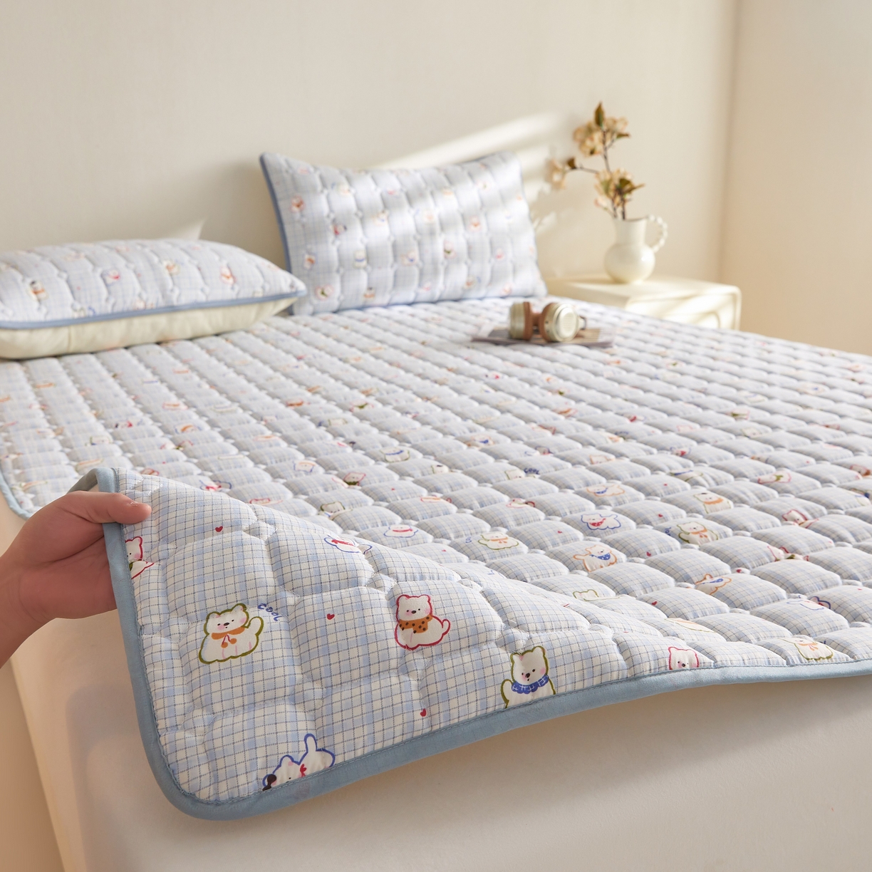 91家纺网 家纺一手货源 找家纺 小桃姐家纺 2026新款四季夹棉防水床护垫 隔脏床垫姨妈垫儿童隔尿垫夹棉枕套 格纹小狗