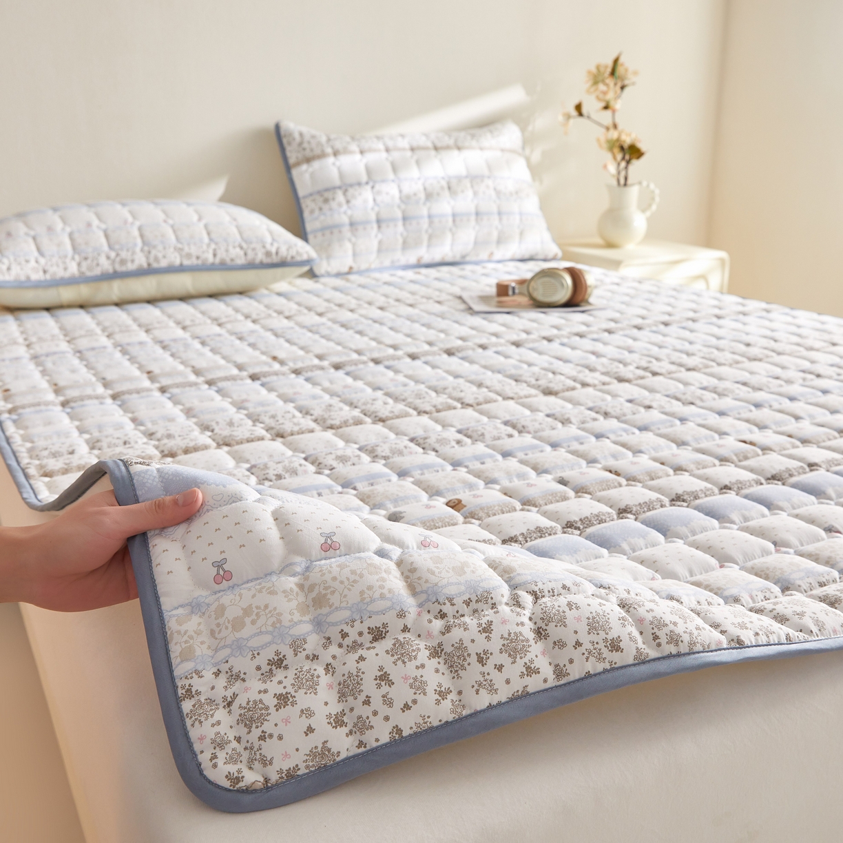 91家纺网 家纺一手货源 找家纺 小桃姐家纺 2026新款四季夹棉防水床护垫 隔脏床垫姨妈垫儿童隔尿垫夹棉枕套 海盐童话