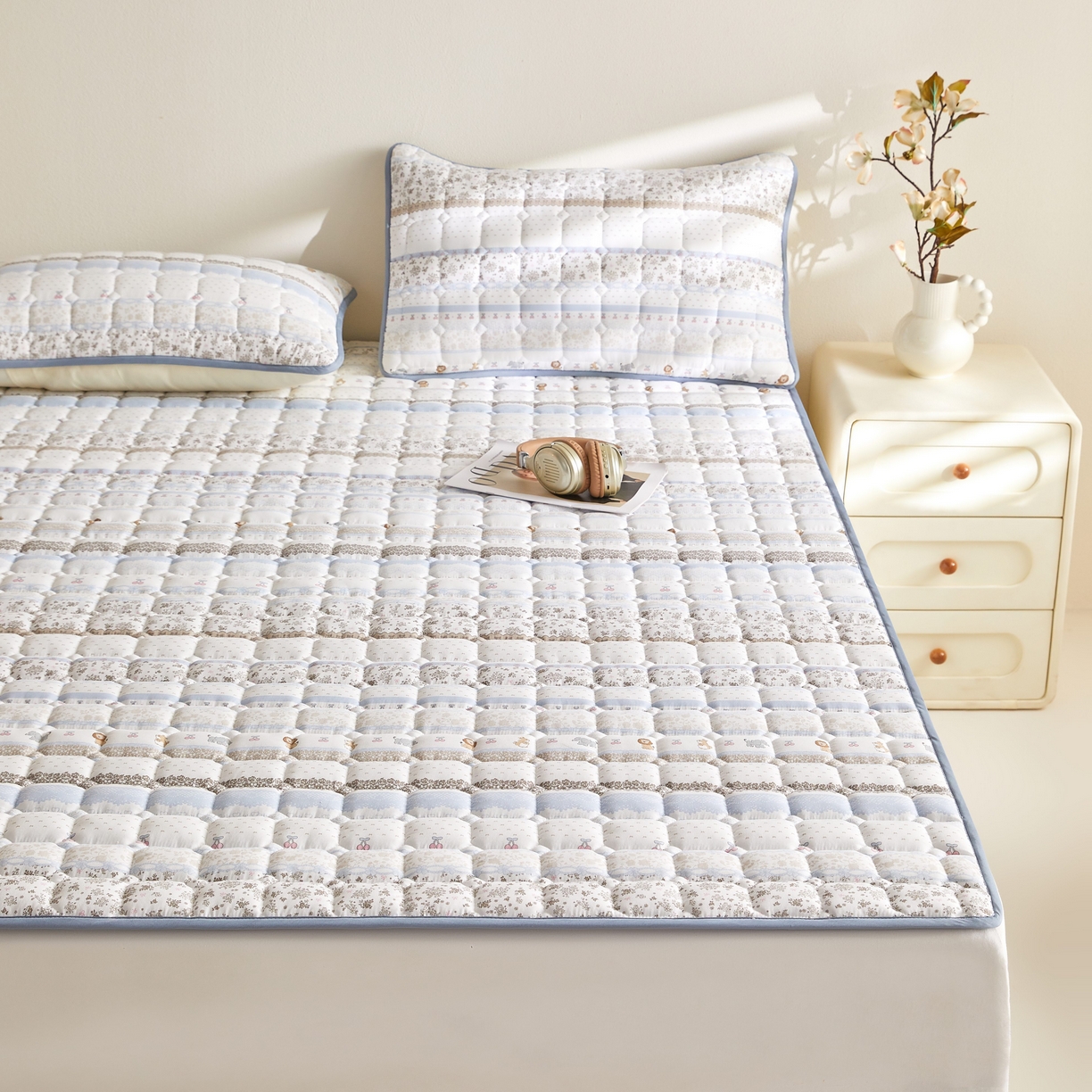 91家纺网 家纺一手货源 找家纺 小桃姐家纺 2026新款四季夹棉防水床护垫 隔脏床垫姨妈垫儿童隔尿垫夹棉枕套 海盐童话