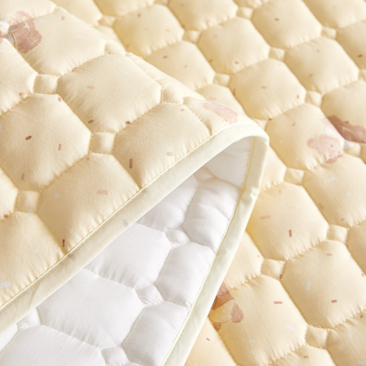 91家纺网 家纺一手货源 找家纺 小桃姐家纺 2026新款四季夹棉防水床护垫 隔脏床垫姨妈垫儿童隔尿垫夹棉枕套 黄油小熊