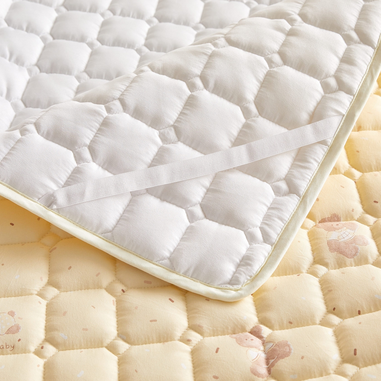 91家纺网 家纺一手货源 找家纺 小桃姐家纺 2026新款四季夹棉防水床护垫 隔脏床垫姨妈垫儿童隔尿垫夹棉枕套 黄油小熊