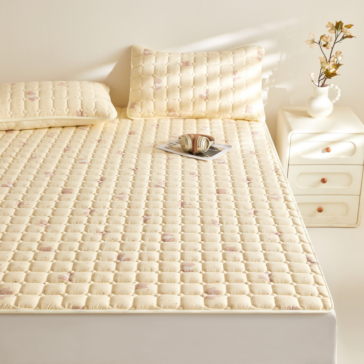 91家纺网 家纺一手货源 找家纺 小桃姐家纺 2026新款四季夹棉防水床护垫 隔脏床垫姨妈垫儿童隔尿垫夹棉枕套 黄油小熊