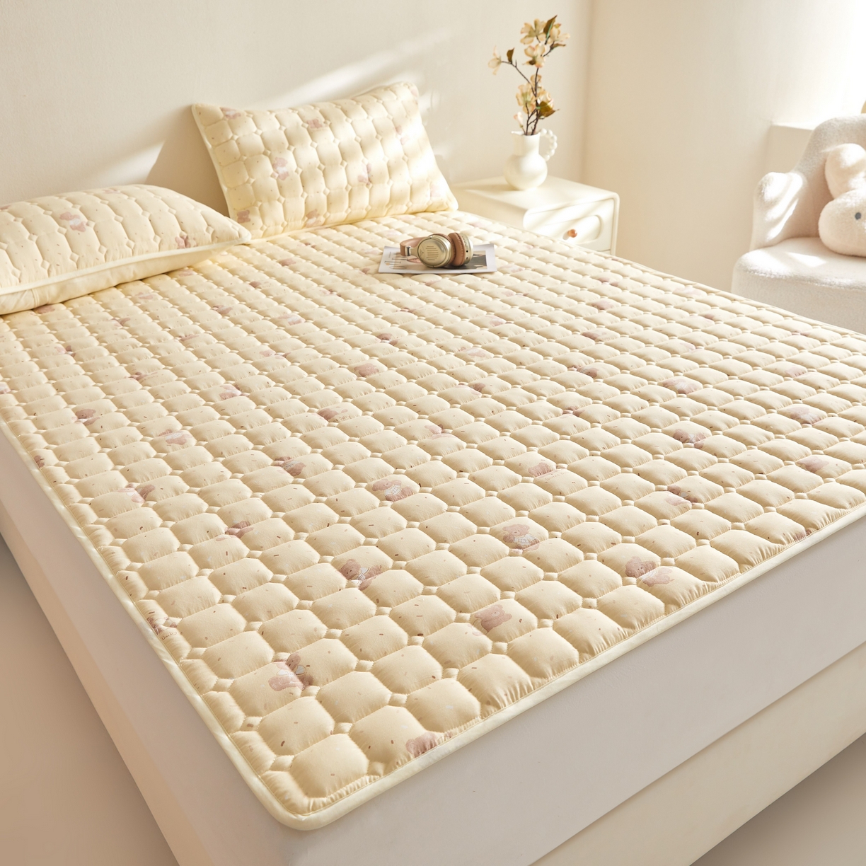 91家纺网 家纺一手货源 找家纺 小桃姐家纺 2026新款四季夹棉防水床护垫 隔脏床垫姨妈垫儿童隔尿垫夹棉枕套 黄油小熊