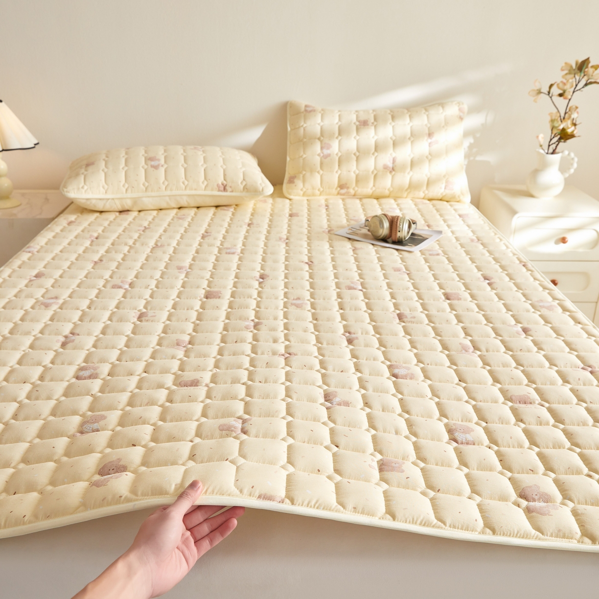 91家纺网 家纺一手货源 找家纺 小桃姐家纺 2026新款四季夹棉防水床护垫 隔脏床垫姨妈垫儿童隔尿垫夹棉枕套 黄油小熊