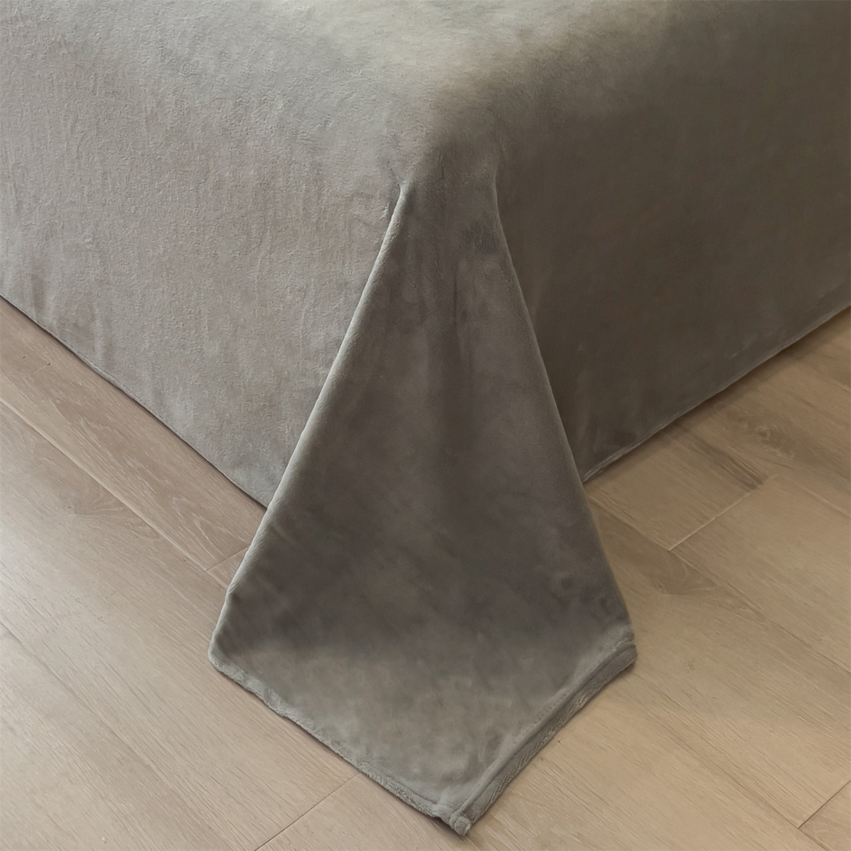 91家纺网 家纺一手货源 找家纺 布凡家居 2026新款A类中古风牛奶绒四件套 绒套件-墨绿竖影