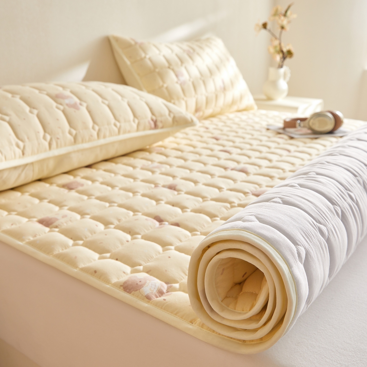 91家纺网 家纺一手货源 找家纺 小桃姐家纺 2026新款四季夹棉防水床护垫 隔脏床垫姨妈垫儿童隔尿垫夹棉枕套 黄油小熊