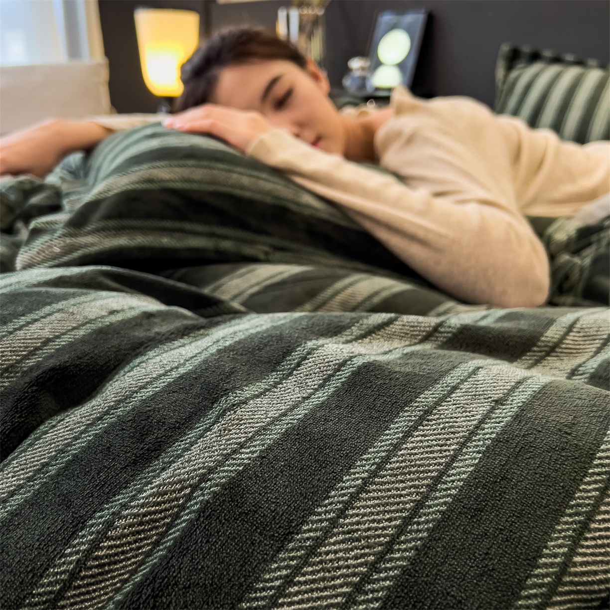 91家纺网 家纺一手货源 找家纺 布凡家居 2026新款A类中古风牛奶绒四件套 绒套件-墨绿竖影