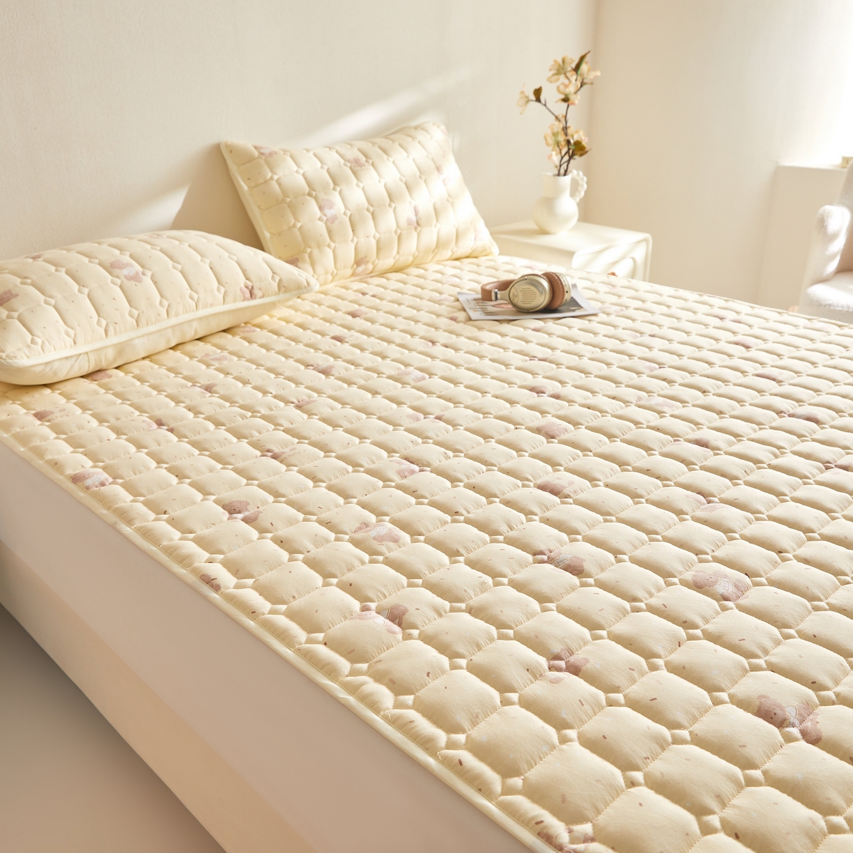 91家纺网 家纺一手货源 找家纺 小桃姐家纺 2026新款四季夹棉防水床护垫 隔脏床垫姨妈垫儿童隔尿垫夹棉枕套 黄油小熊