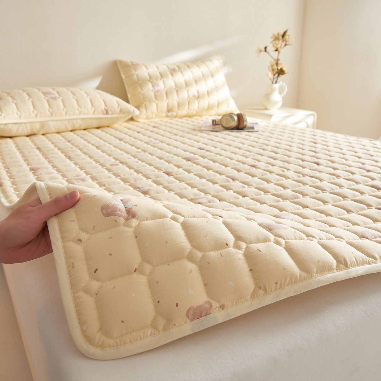 91家纺网 家纺一手货源 找家纺 小桃姐家纺 2026新款四季夹棉防水床护垫 隔脏床垫姨妈垫儿童隔尿垫夹棉枕套 黄油小熊