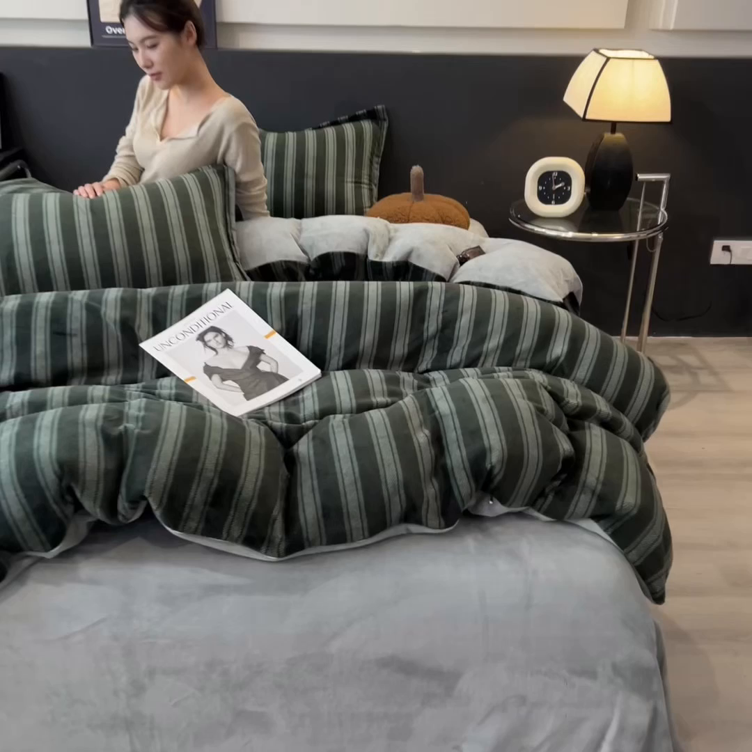 91家纺网 家纺一手货源 找家纺 布凡家居 2026新款A类中古风牛奶绒四件套 绒套件-墨绿竖影