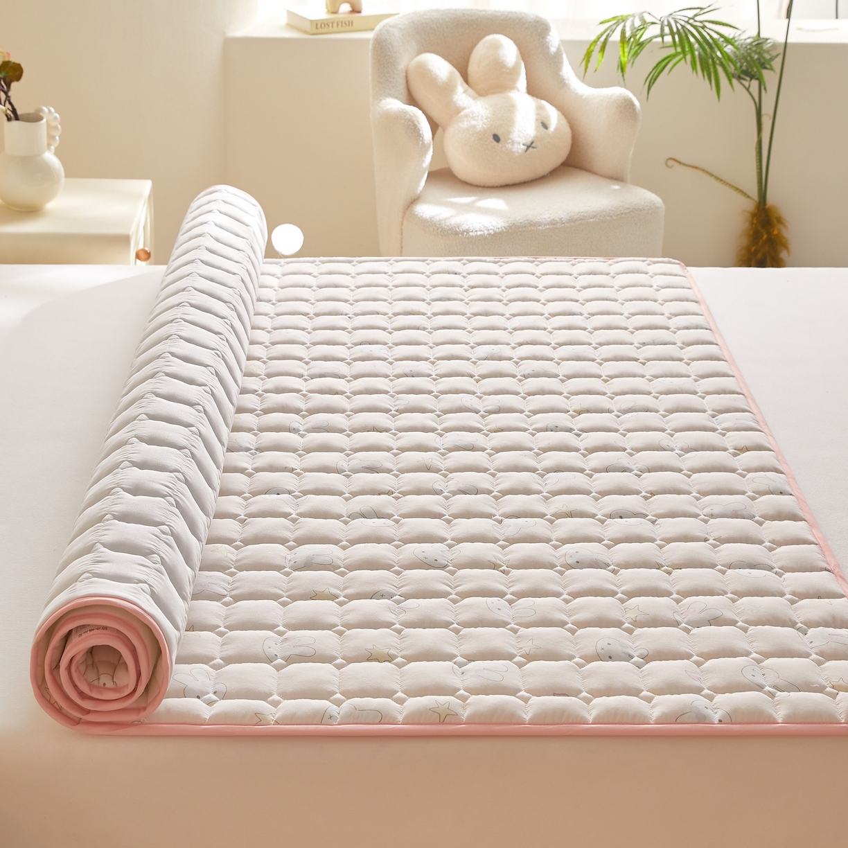 91家纺网 家纺一手货源 找家纺 小桃姐家纺 2026新款四季夹棉防水床护垫 隔脏床垫姨妈垫儿童隔尿垫夹棉枕套 萌心小兔