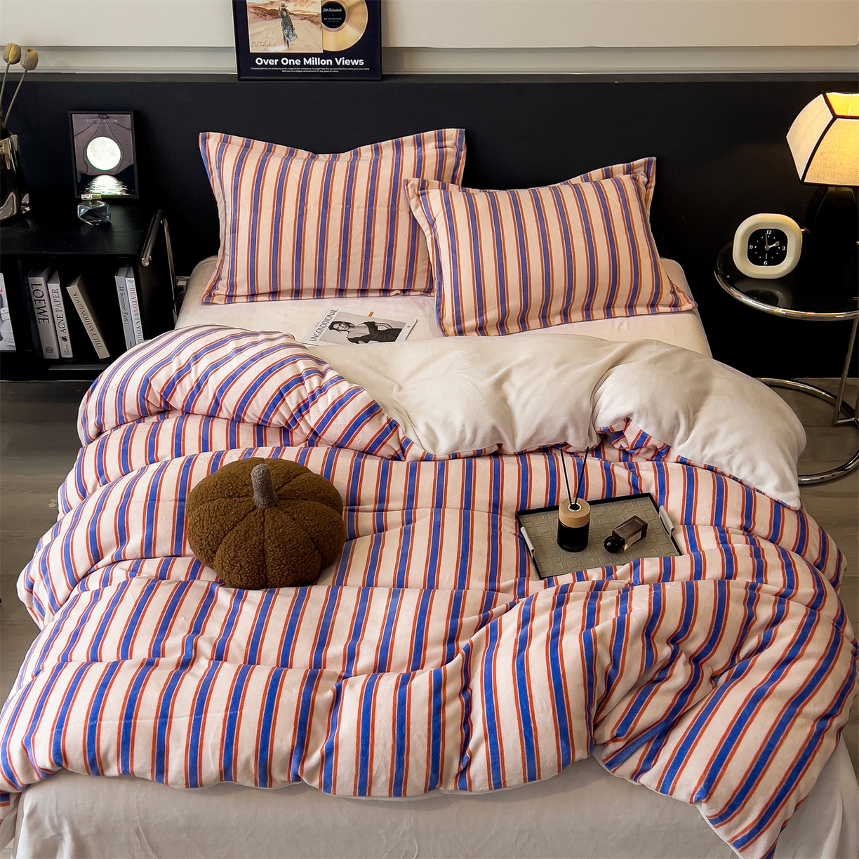 91家纺网 家纺一手货源 找家纺 布凡家居 2026新款A类中古风牛奶绒四件套 绒套件-暖橙条纹