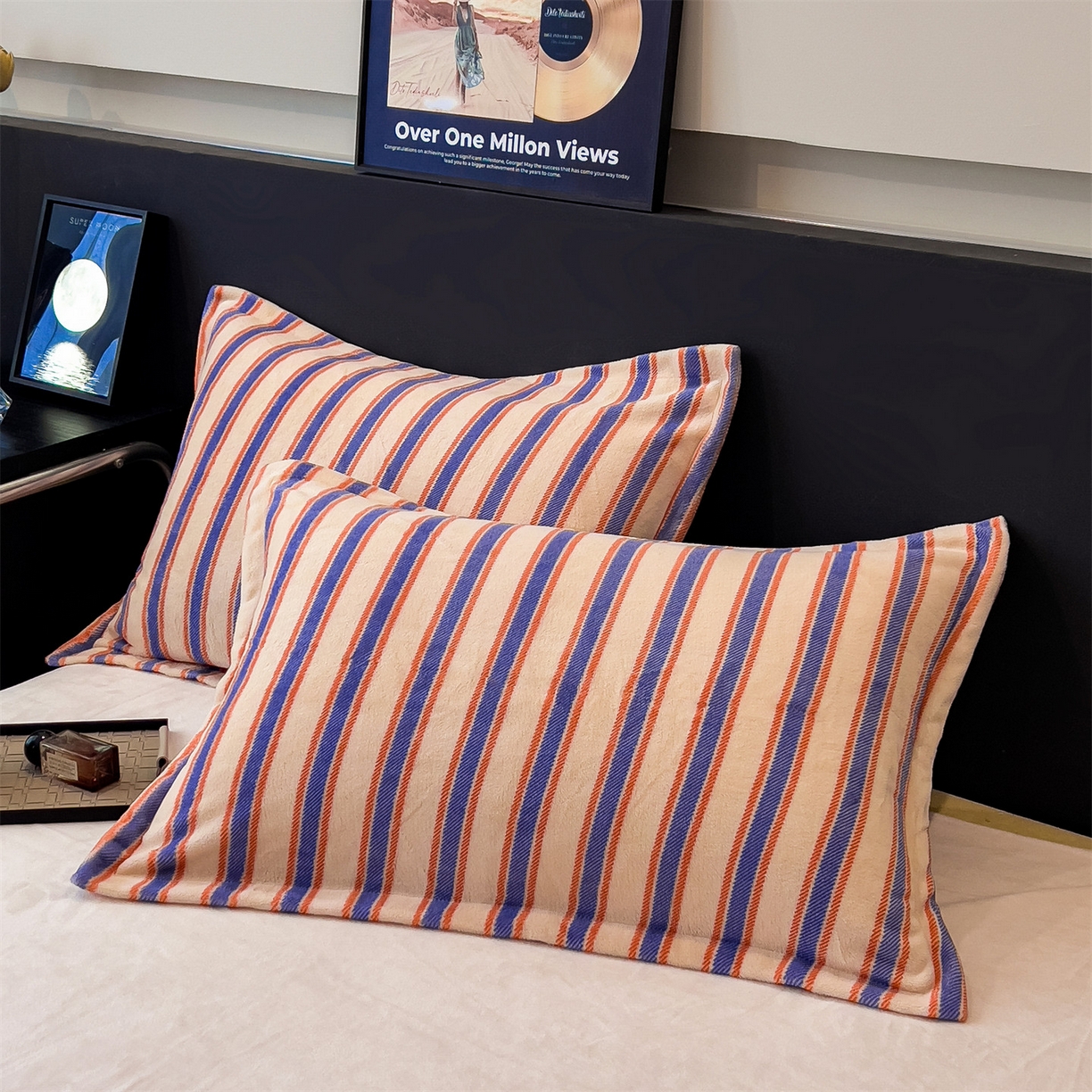 91家纺网 家纺一手货源 找家纺 布凡家居 2026新款A类中古风牛奶绒四件套 绒套件-暖橙条纹