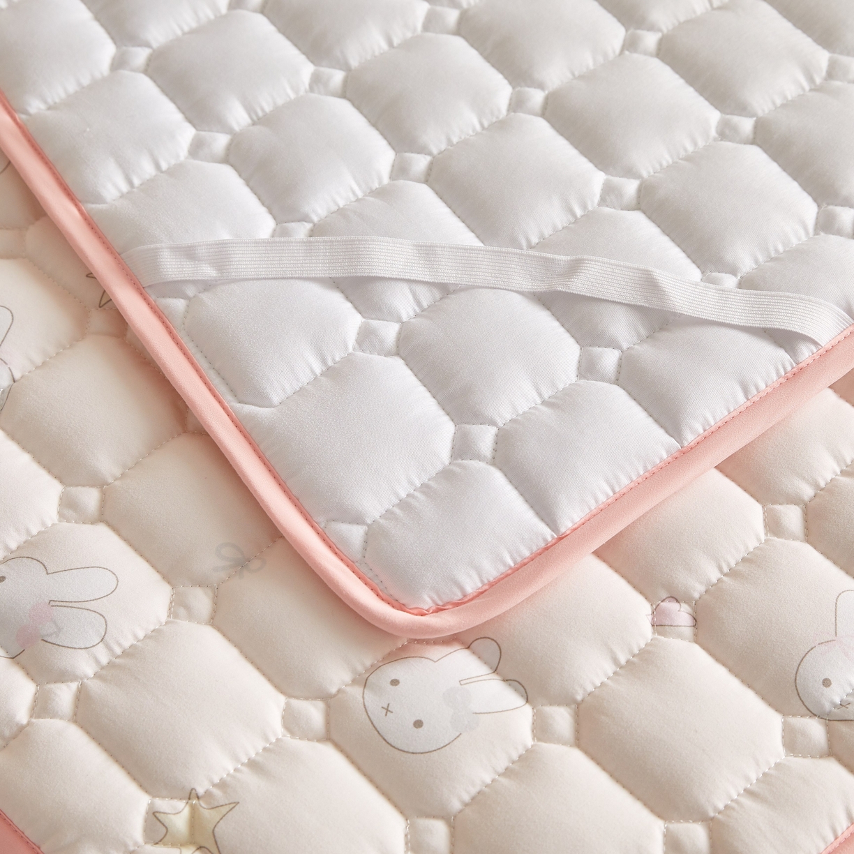 91家纺网 家纺一手货源 找家纺 小桃姐家纺 2026新款四季夹棉防水床护垫 隔脏床垫姨妈垫儿童隔尿垫夹棉枕套 萌心小兔