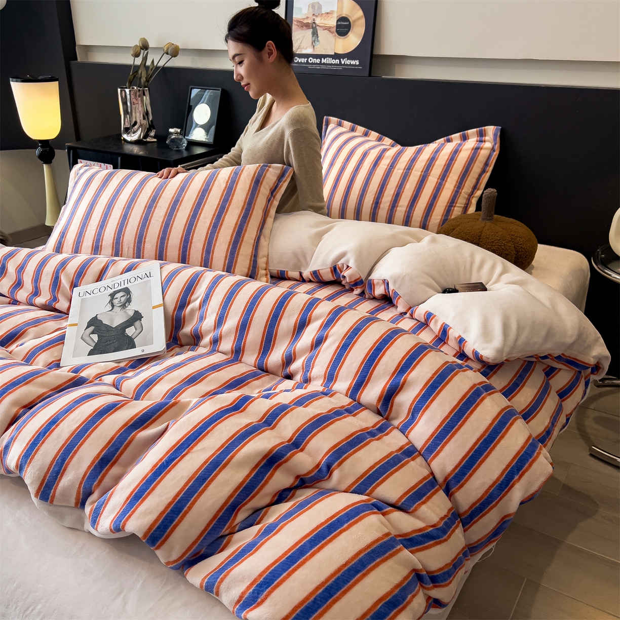 91家纺网 家纺一手货源 找家纺 布凡家居 2026新款A类中古风牛奶绒四件套 绒套件-暖橙条纹