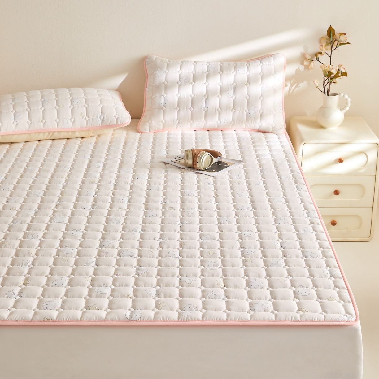 91家纺网 家纺一手货源 找家纺 小桃姐家纺 2026新款四季夹棉防水床护垫 隔脏床垫姨妈垫儿童隔尿垫夹棉枕套 萌心小兔