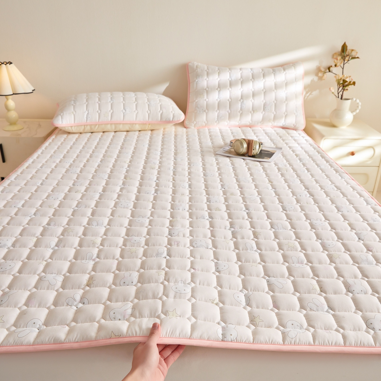 91家纺网 家纺一手货源 找家纺 小桃姐家纺 2026新款四季夹棉防水床护垫 隔脏床垫姨妈垫儿童隔尿垫夹棉枕套 萌心小兔