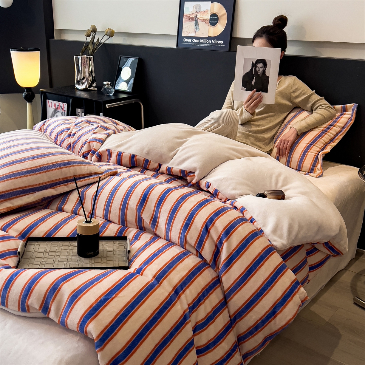 91家纺网 家纺一手货源 找家纺 布凡家居 2026新款A类中古风牛奶绒四件套 绒套件-暖橙条纹