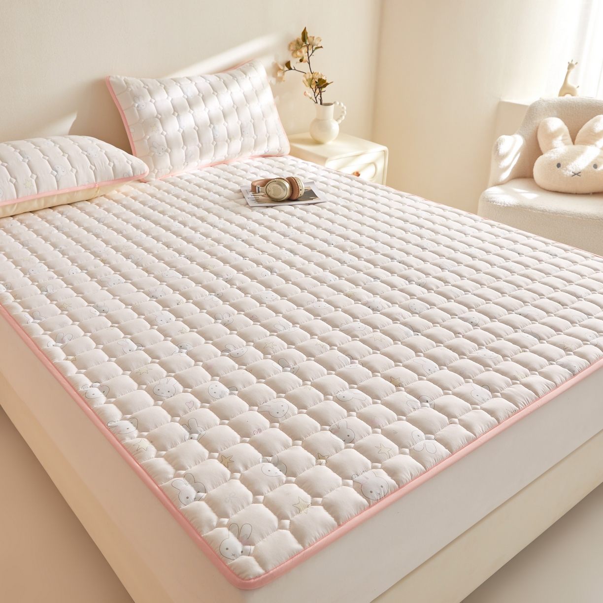 91家纺网 家纺一手货源 找家纺 小桃姐家纺 2026新款四季夹棉防水床护垫 隔脏床垫姨妈垫儿童隔尿垫夹棉枕套 萌心小兔