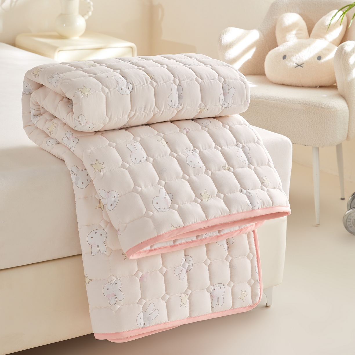 91家纺网 家纺一手货源 找家纺 小桃姐家纺 2026新款四季夹棉防水床护垫 隔脏床垫姨妈垫儿童隔尿垫夹棉枕套 萌心小兔