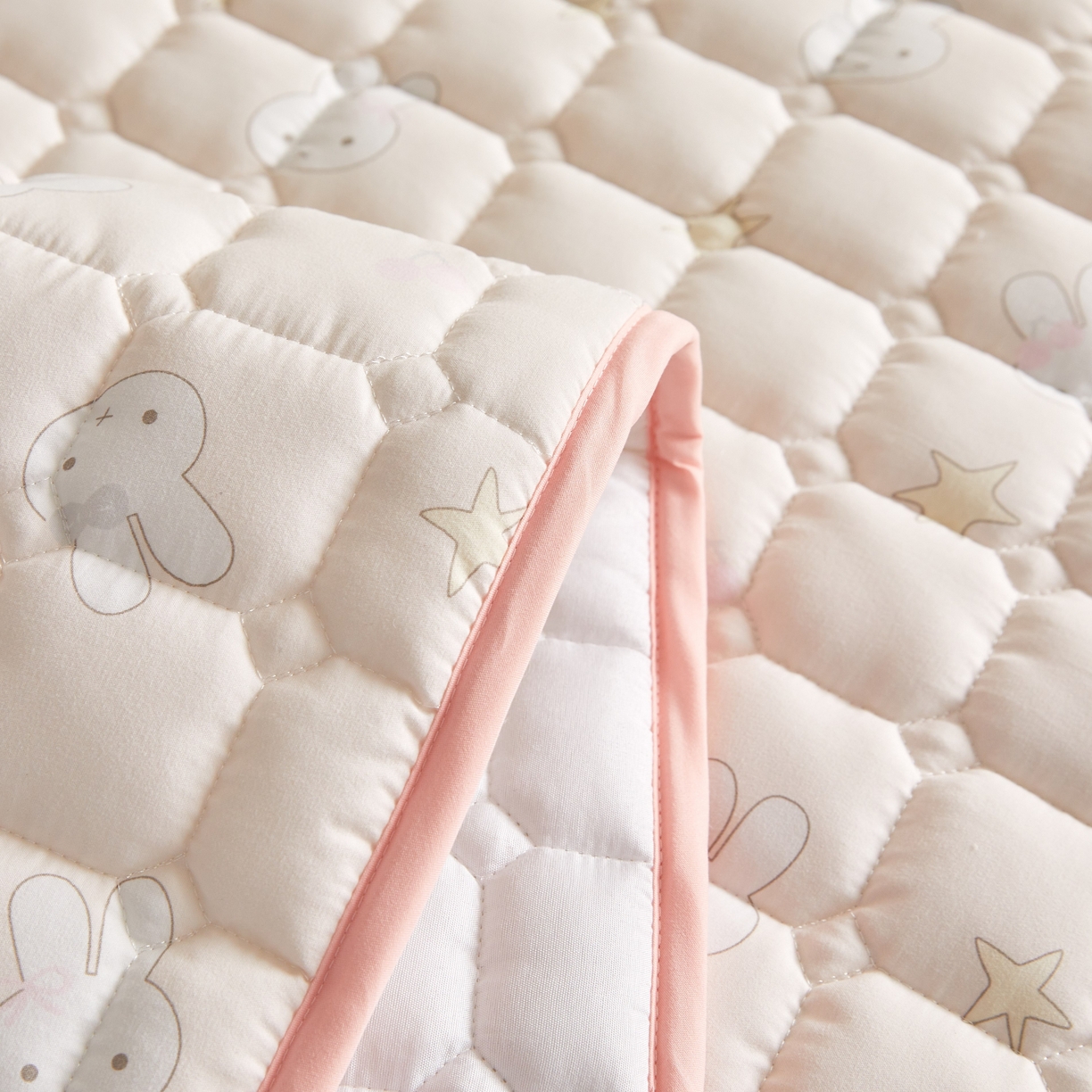 91家纺网 家纺一手货源 找家纺 小桃姐家纺 2026新款四季夹棉防水床护垫 隔脏床垫姨妈垫儿童隔尿垫夹棉枕套 萌心小兔