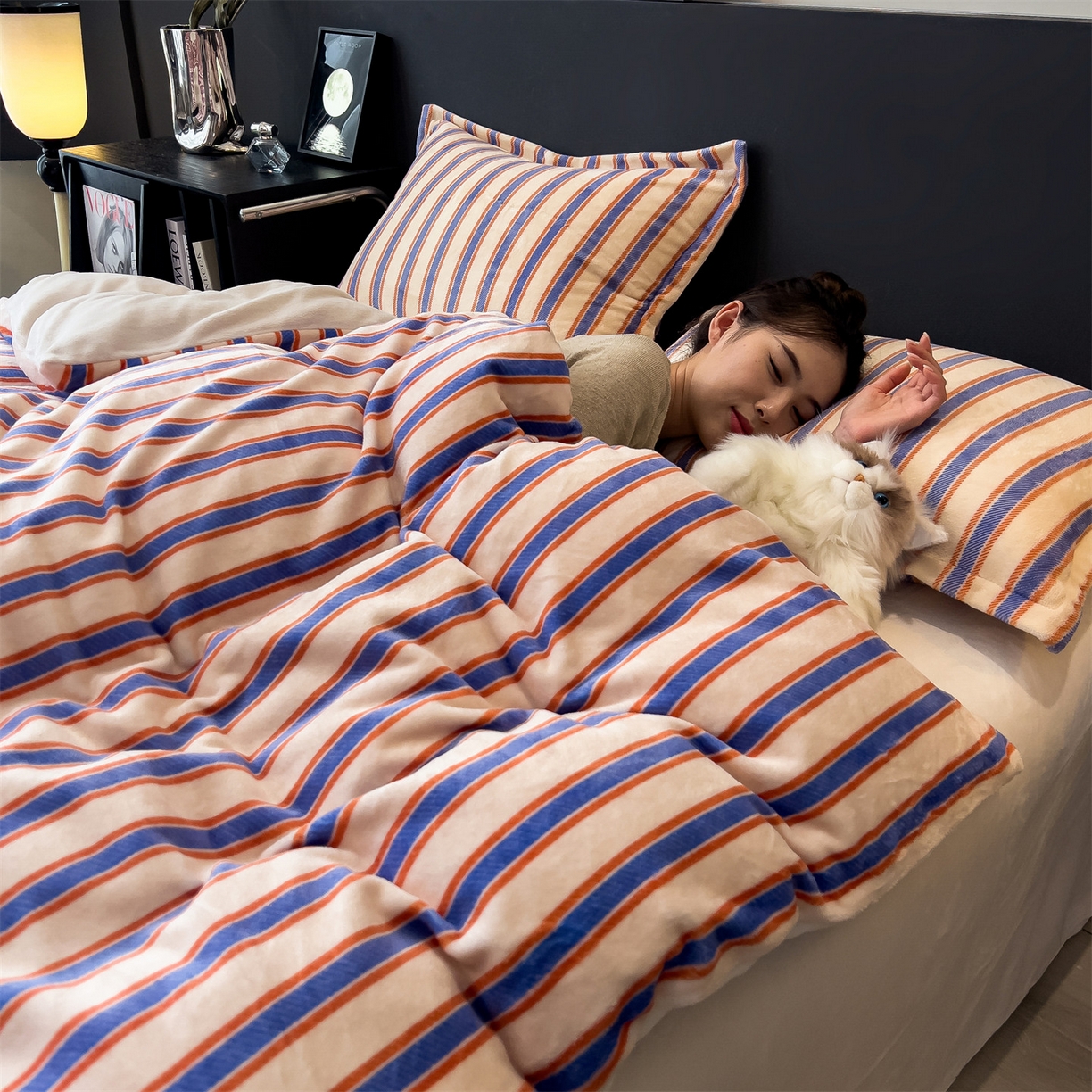 91家纺网 家纺一手货源 找家纺 布凡家居 2026新款A类中古风牛奶绒四件套 绒套件-暖橙条纹