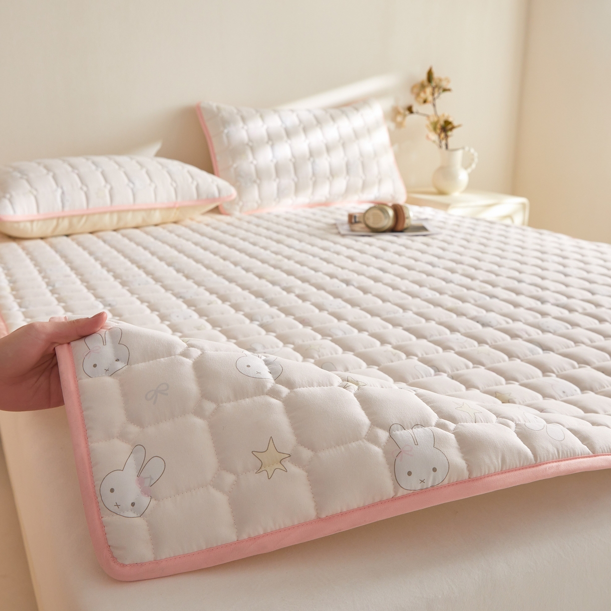 91家纺网 家纺一手货源 找家纺 小桃姐家纺 2026新款四季夹棉防水床护垫 隔脏床垫姨妈垫儿童隔尿垫夹棉枕套 萌心小兔