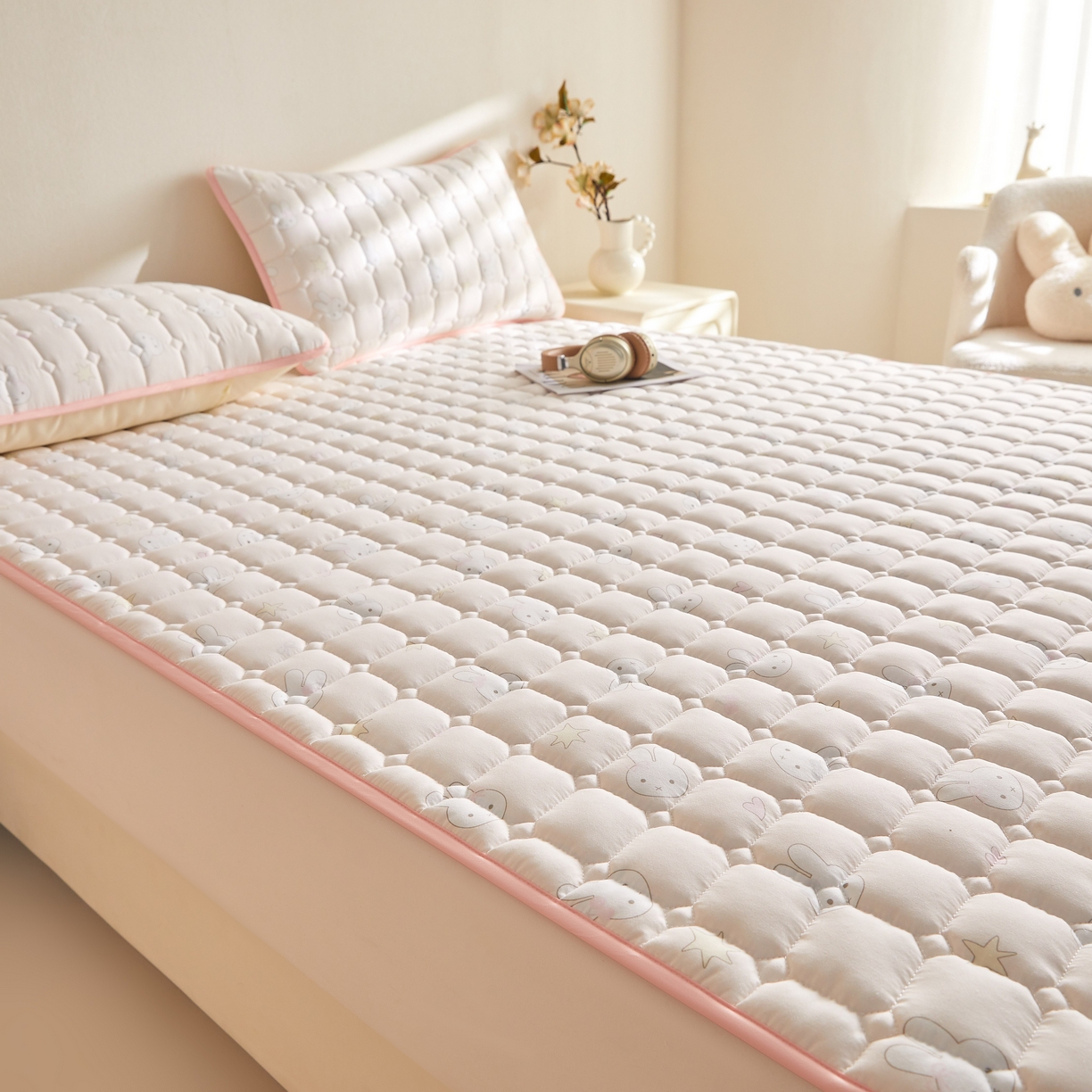 91家纺网 家纺一手货源 找家纺 小桃姐家纺 2026新款四季夹棉防水床护垫 隔脏床垫姨妈垫儿童隔尿垫夹棉枕套 萌心小兔