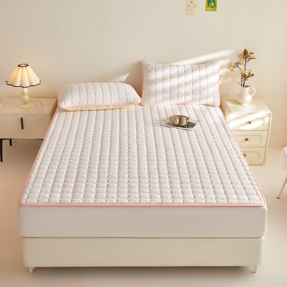 91家纺网 家纺一手货源 找家纺 小桃姐家纺 2026新款四季夹棉防水床护垫 隔脏床垫姨妈垫儿童隔尿垫夹棉枕套 萌心小兔