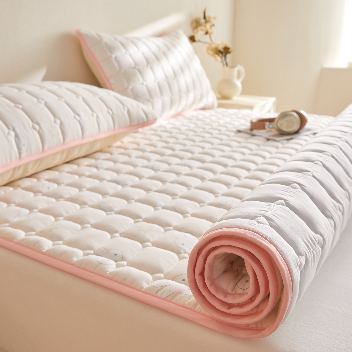 91家纺网 家纺一手货源 找家纺 小桃姐家纺 2026新款四季夹棉防水床护垫 隔脏床垫姨妈垫儿童隔尿垫夹棉枕套 萌心小兔