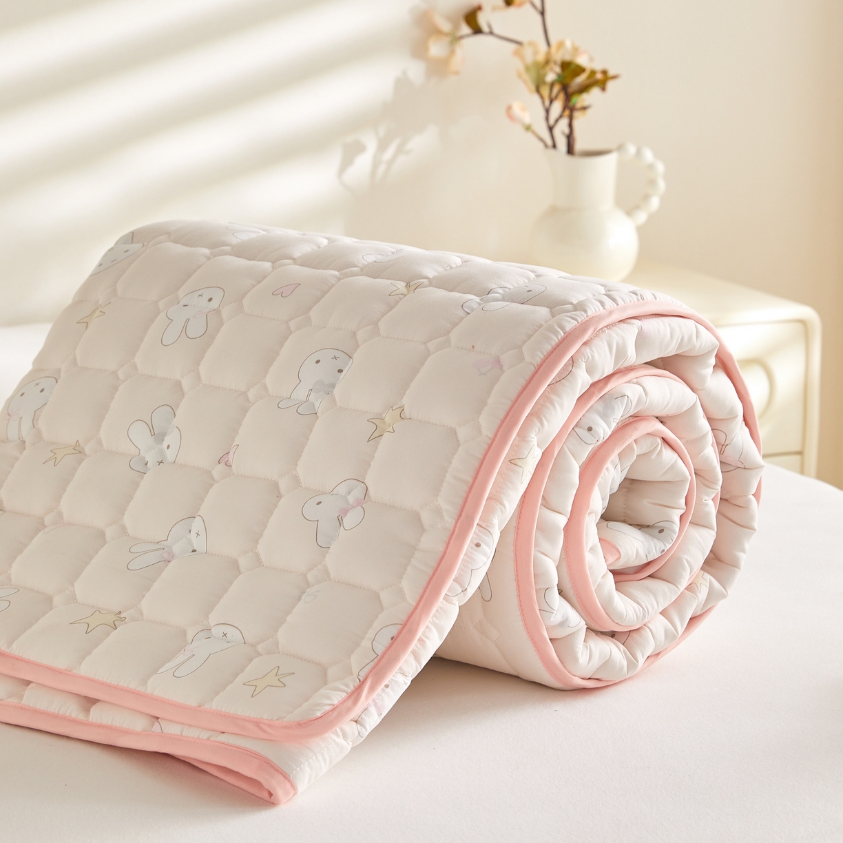 91家纺网 家纺一手货源 找家纺 小桃姐家纺 2026新款四季夹棉防水床护垫 隔脏床垫姨妈垫儿童隔尿垫夹棉枕套 萌心小兔