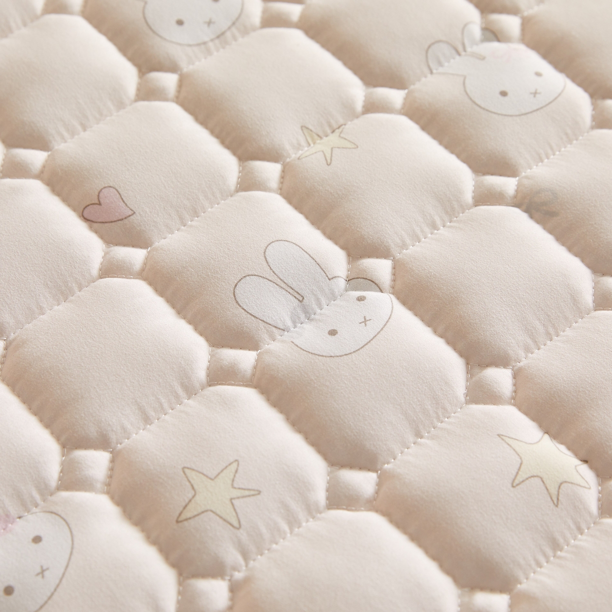 91家纺网 家纺一手货源 找家纺 小桃姐家纺 2026新款四季夹棉防水床护垫 隔脏床垫姨妈垫儿童隔尿垫夹棉枕套 萌心小兔