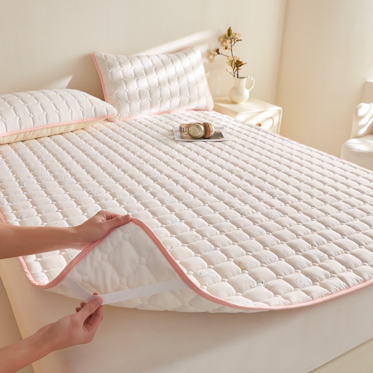 91家纺网 家纺一手货源 找家纺 小桃姐家纺 2026新款四季夹棉防水床护垫 隔脏床垫姨妈垫儿童隔尿垫夹棉枕套 萌心小兔