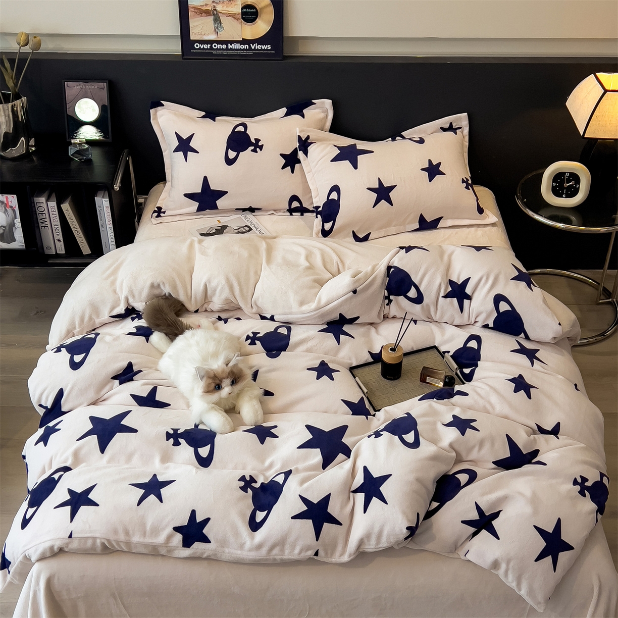 91家纺网 家纺一手货源 找家纺 布凡家居 2026新款A类中古风牛奶绒四件套 绒套件-星轨漫眠