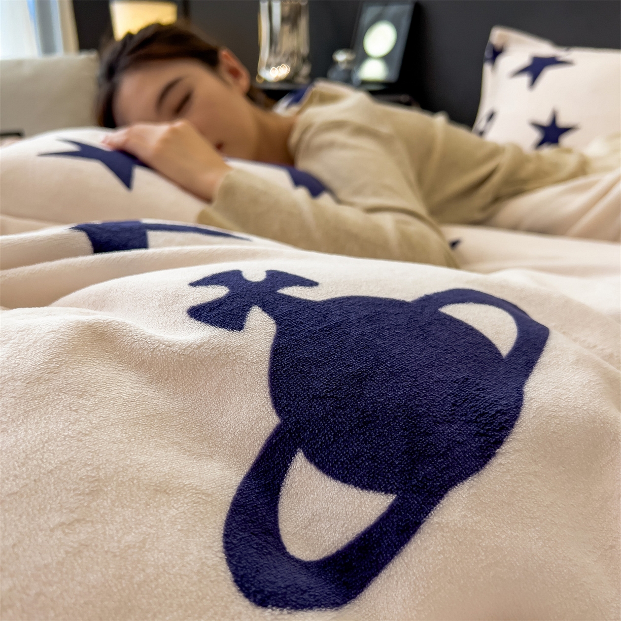 91家纺网 家纺一手货源 找家纺 布凡家居 2026新款A类中古风牛奶绒四件套 绒套件-星轨漫眠