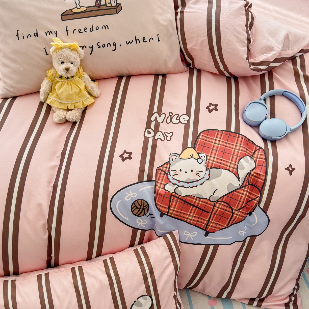 91家纺网 家纺一手货源 找家纺 寐居家纺 2026新款全棉大版数码印花四件套 慵懒小猫