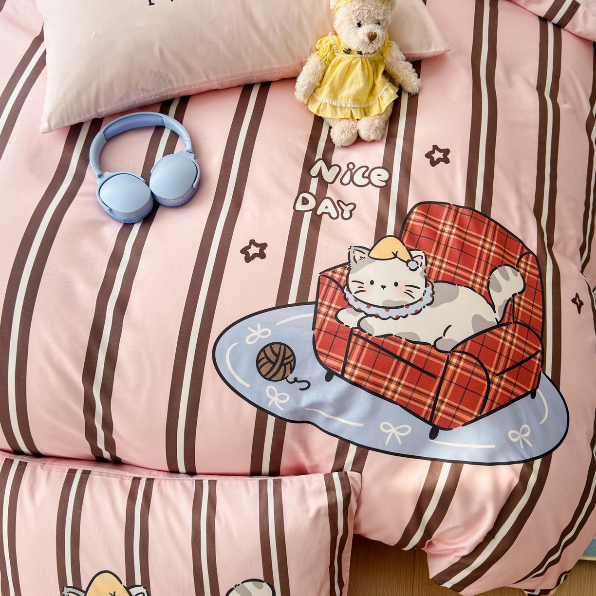 91家纺网 家纺一手货源 找家纺 寐居家纺 2026新款全棉大版数码印花四件套 慵懒小猫