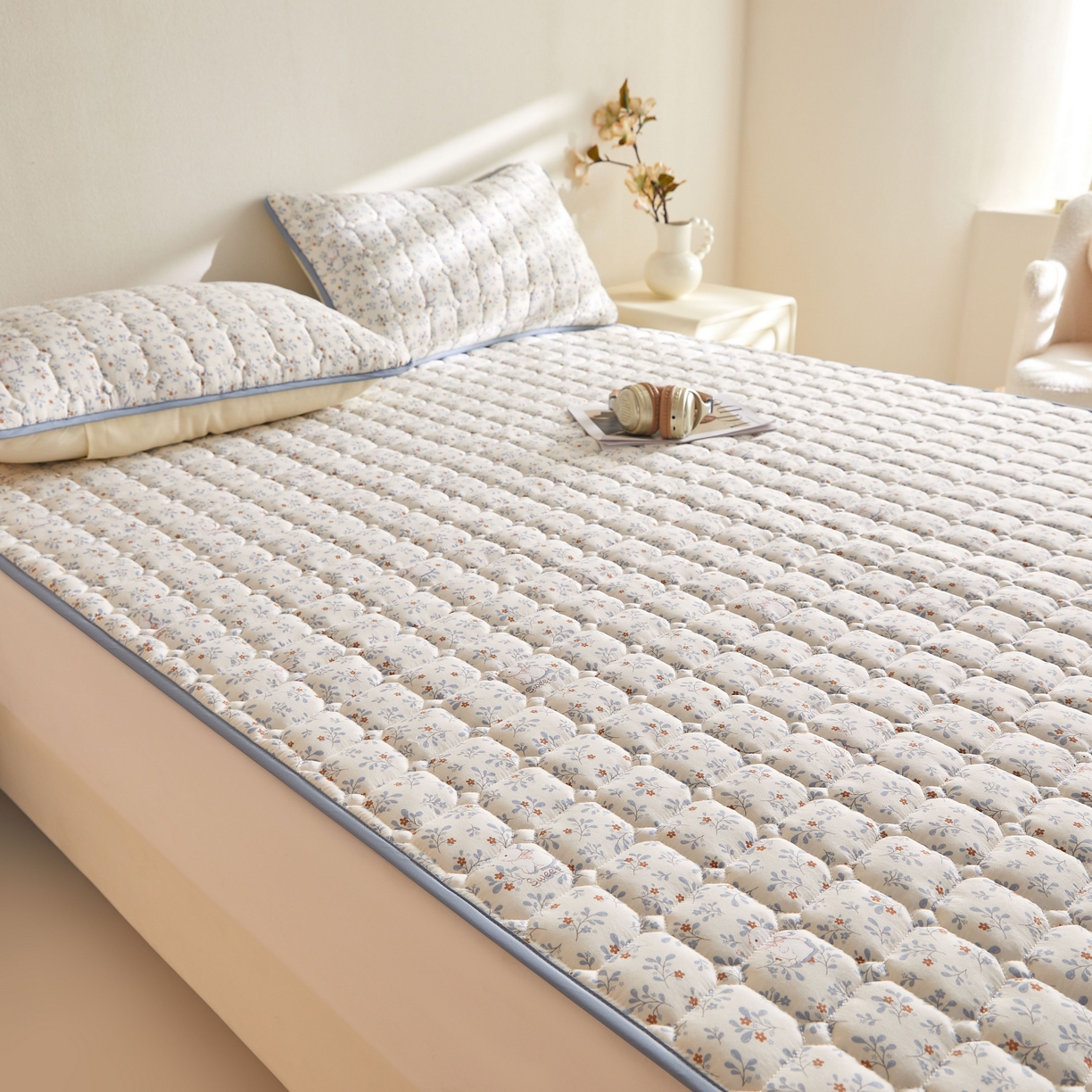 91家纺网 家纺一手货源 找家纺 小桃姐家纺 2026新款四季夹棉防水床护垫 隔脏床垫姨妈垫儿童隔尿垫夹棉枕套 森林舞会